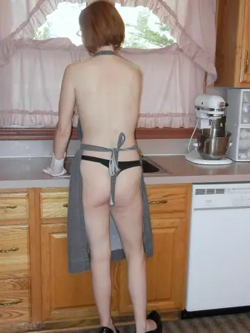 Layla Redd – Slim Redhead MILF in an Apron Gives a Blowjob and Handjob