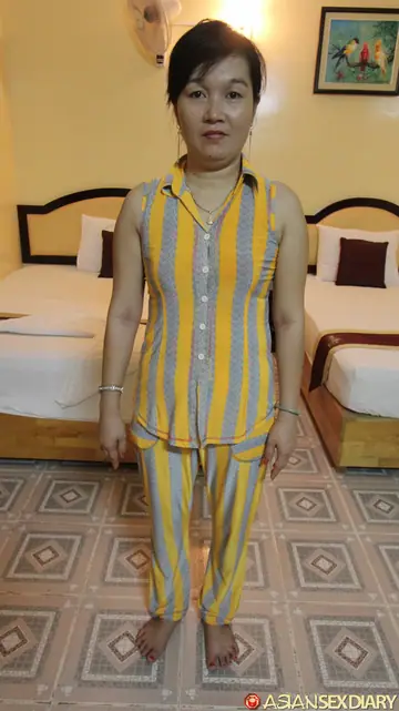 Filipina MILF Takes Anal Doggy Style at the Casting