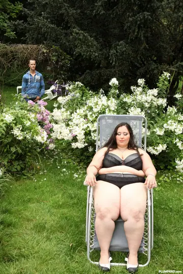 PAWG MILF Facesits and Gives a Handjob in the Garden