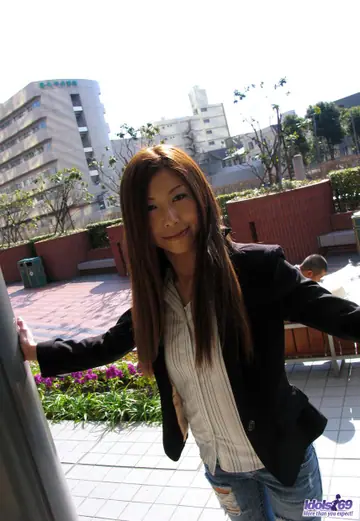 Japanese Brunette Peels Off Her Jeans and Spreads Her Pussy in Stockings