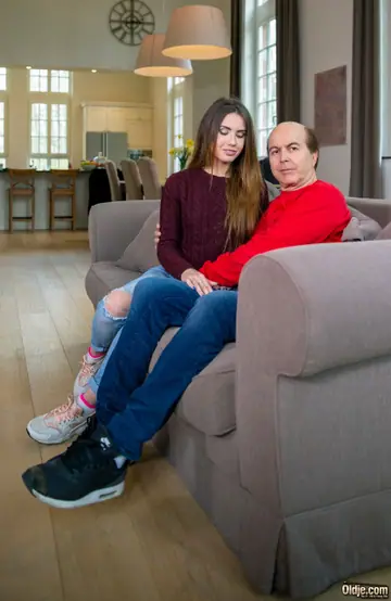 Elle Rose – Petite Ukrainian Brunette Gives a Blowjob and Rides Cowgirl in Jeans