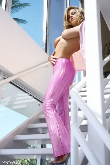 Sydney Moon – Blonde MILF in Heels Spreads Her Pussy on the Stairs