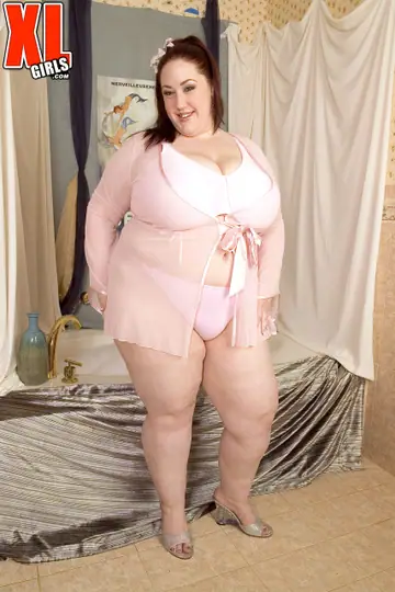 BBW MILF with Big Tits Poses in the Bathroom