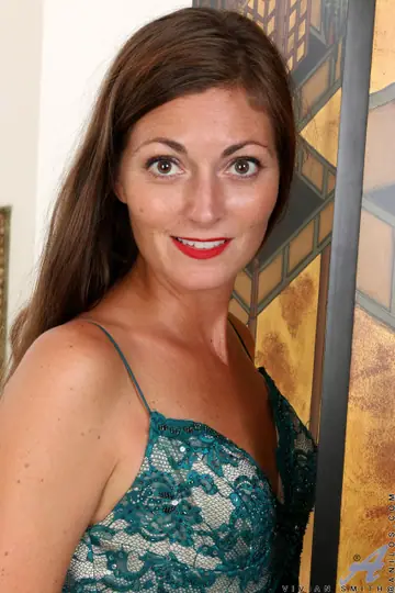 Veronica Johnson – Brunette MILF Fingers Her Pussy and Spreads Her Legs Wide