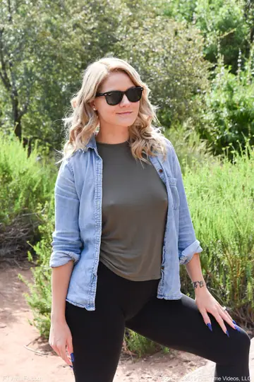 Lisey Sweet – Blonde MILF Flashes Her Big Tits and Ass Outdoors