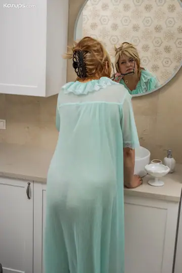 Asa Belle – Mature Asian BBW in Lingerie and Glasses Spreads Her Legs in the Bathroom