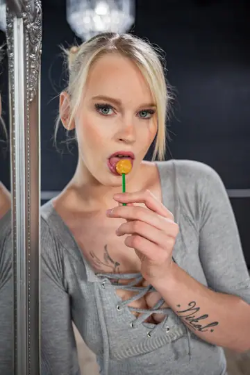 Ariela Donovan – Tall Hungarian Blonde Takes Anal in Stockings for a Facial