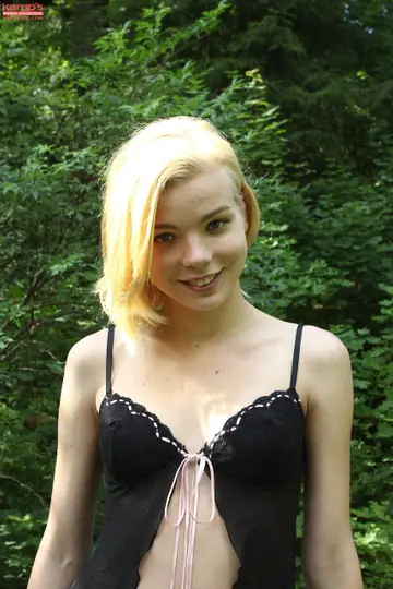 Sophia Kitten – Slim Blonde Fingers Her Shaved Pussy Outdoors in Socks