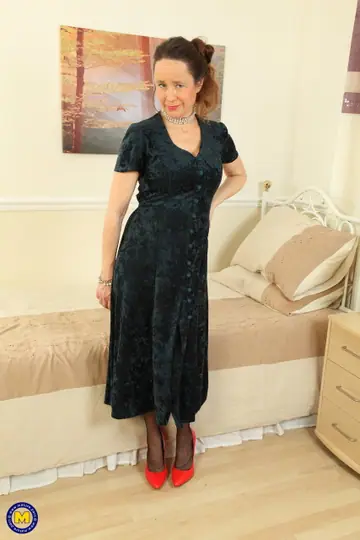 Josie Posie – Busty European MILF Strips to Stockings and Spreads on the Sofa