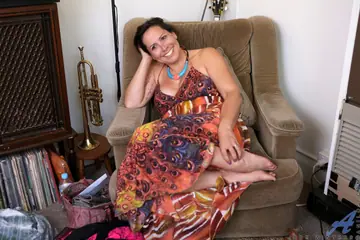 Jade Winters – Busty Curvy MILF Spreads Her Trimmed Bush in Nude Debut