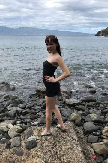 Aliya Brynn – Petite Brunette Undresses and Spreads Her Pussy on the Beach