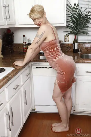 Dakota Rose – Slim Blonde MILF Spreads Her Hairy Pussy in a Skirt