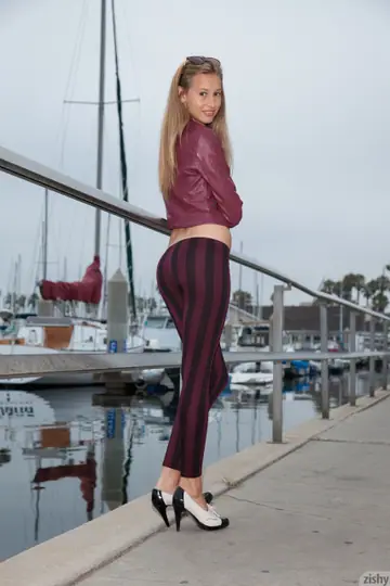 Geri Burgess – Blonde PAWG in Yoga Pants and Glasses Poses Outdoors