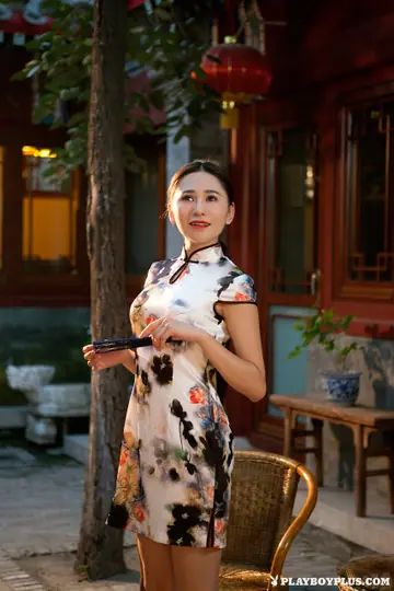 Wu Muxi – Skinny Chinese Brunette Strips Out of Her Dress