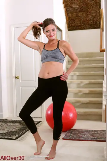 Veronica Johnson – Thick Mature Brunette Strips Off Her Yoga Pants and Spreads Her Hairy Pussy