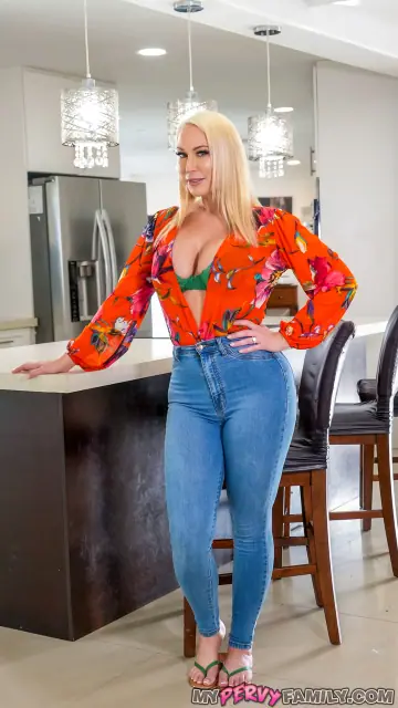 Mellanie Monroe – Blonde MILF with Big Tits Fucks in Lingerie and Jeans on the Bed