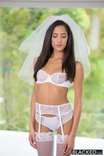 Chloe Amour – Slim Latina Bride in Lingerie Takes BBC and Gets a Cumshot