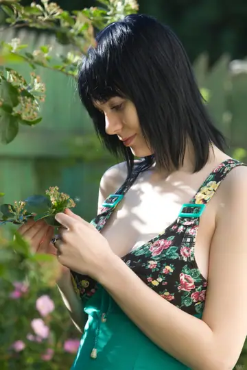 Pale Thick Babe Spreads Her Hairy Pussy Outdoors