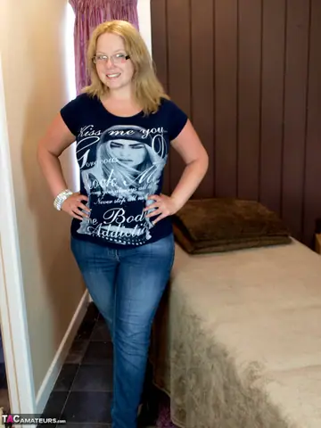 Sindy Bust – Curvy Blonde MILF in Glasses Fucks and Spreads Her Big Ass