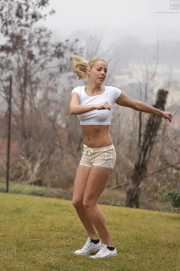 Christen Courtney – Slim Blonde Rides Cowgirl and Takes a Facial Outdoors