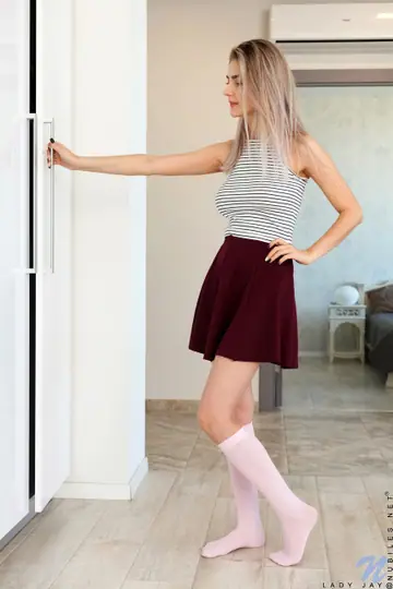 Eva Elfie – Russian Blonde with Big Natural Tits Spreads Her Pussy in Socks