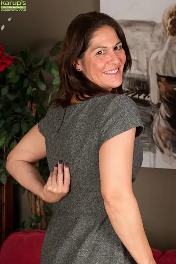 Kaysy – Mature Brunette in Stockings Spreads Her Hairy Pussy