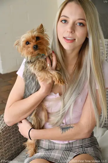 Lily Larimar – Blonde Amateur in a Skirt Masturbates Outdoors