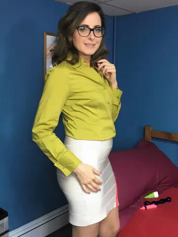 Helena Price – Hairy MILF in Pantyhose and Glasses Double-Penetrates with Dildos