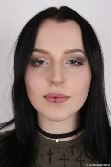 Quinn Lindemann – Czech Brunette with Big Natural Tits Peels Off Her Jeans