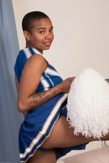 Ryder Cruise – Ebony Woman with Shaved Head Spreads Her Holes
