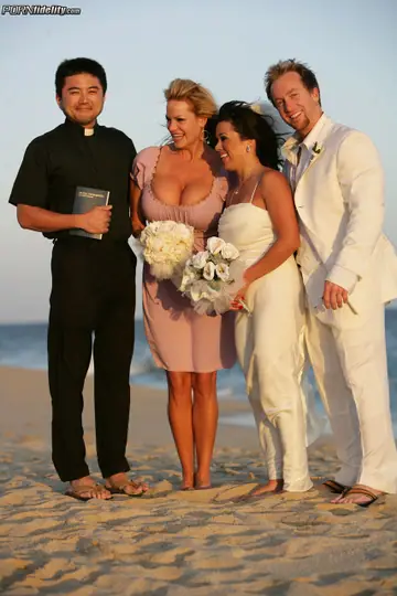Kelly Madison – Blonde Latina MILF Bride Undresses for Outdoor Threesome