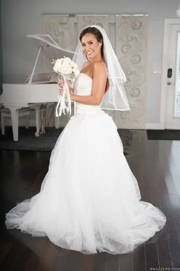 Kelsi Monroe – Redhead Bride Sheds Her Wedding Dress to Show Her Slim Body