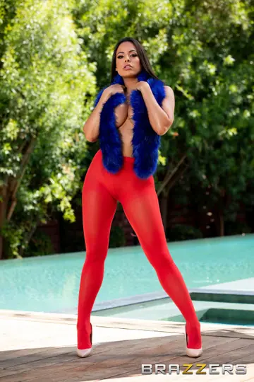 Luna Star – Thick Latina Oils Her Big Tits and Ass in Pantyhose by the Pool