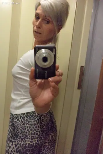Kathy White – Petite Czech MILF Strips and Spreads Her Pussy in a Mirror Selfie