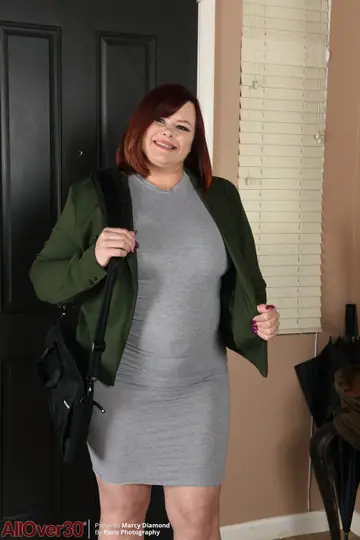 Marcy Diamond – Curvy Blonde MILF in Heels Spreads Her Pussy Wide