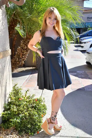 Nikole Nash – Redhead Sticks a Banana in Her Juicy Pussy Outdoors in a Skirt