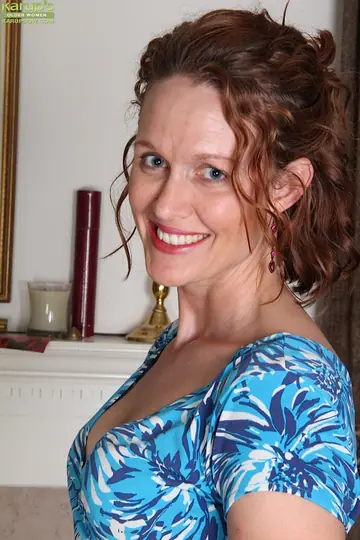 Roxanne Clemmens – Tall Redhead MILF Undresses and Spreads Her Pussy