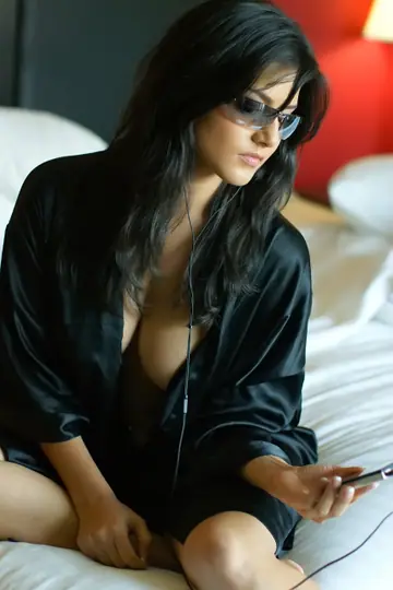 Sunny Leone – Indian MILF with Big Enhanced Tits Teases in Glasses