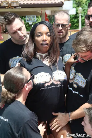 Daya Knight – Ebony Brunette Kneels for a Backyard Blowbang