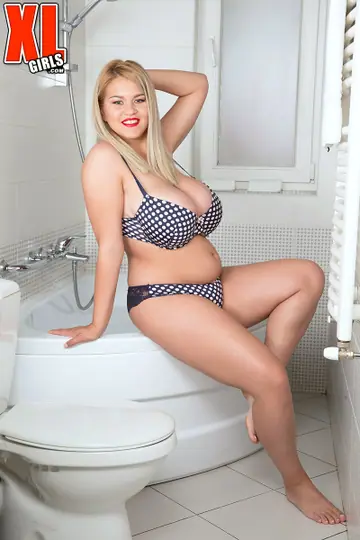 Erin Star – Busty Blonde BBW Strips Out of Her Bikini in the Bathroom
