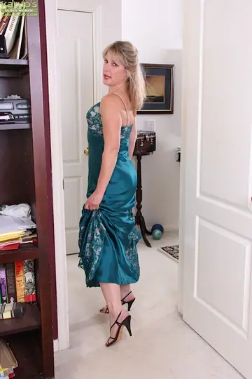 Rebecca Hill – Chubby Blonde MILF Pulls Panties Aside and Fingers Her Shaved Pussy