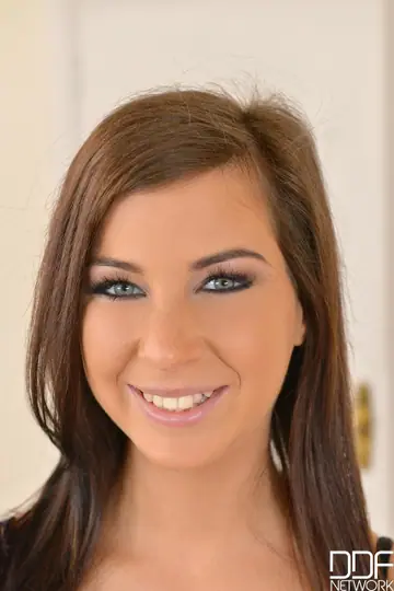 Onyx Viper – Petite Hungarian Brunette Peels Off Her Jeans and Socks