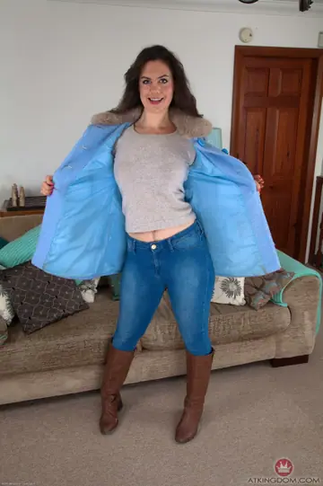 Pale Curvy MILF Undresses from Jeans and Spreads for Anal