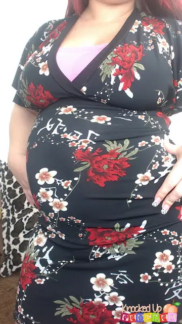Georgia Peach – Pregnant BBW Redhead Strips Out of Her Panties and Spreads on the Sofa