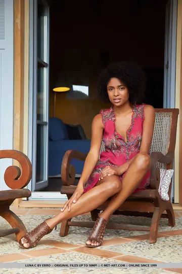 Luna Corazon – Tall Ebony Babe Spreads Her Legs in High Heels