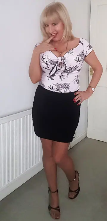 Lorna Blu – Mature British BBW Strips and Shows Off a Big Veggie