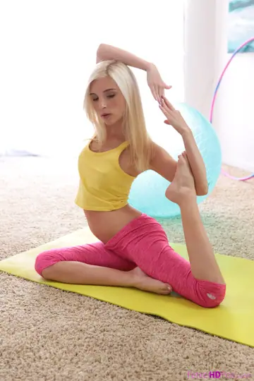 Piper Perri – Slim Blonde in Yoga Pants Takes a Big Cock Doggy Style