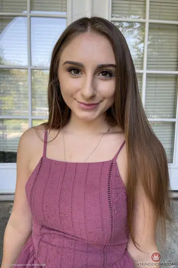 Penelope Kay – Petite Latina Spreads Her Pussy and Shows Her Feet