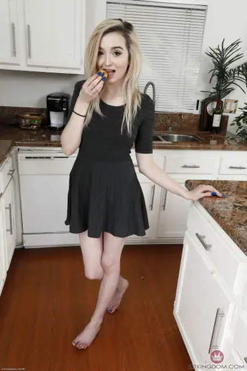 Lexi Lore – Slim Blonde Shows Her Shaved Pussy and Asshole Up Close