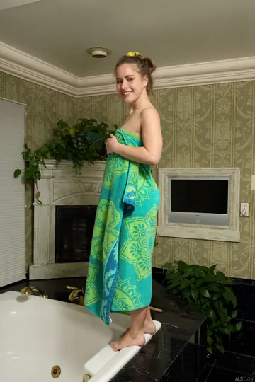 Lilly Ford – Petite Blonde Amateur Oils Up and Masturbates with a Dildo in the Bathroom